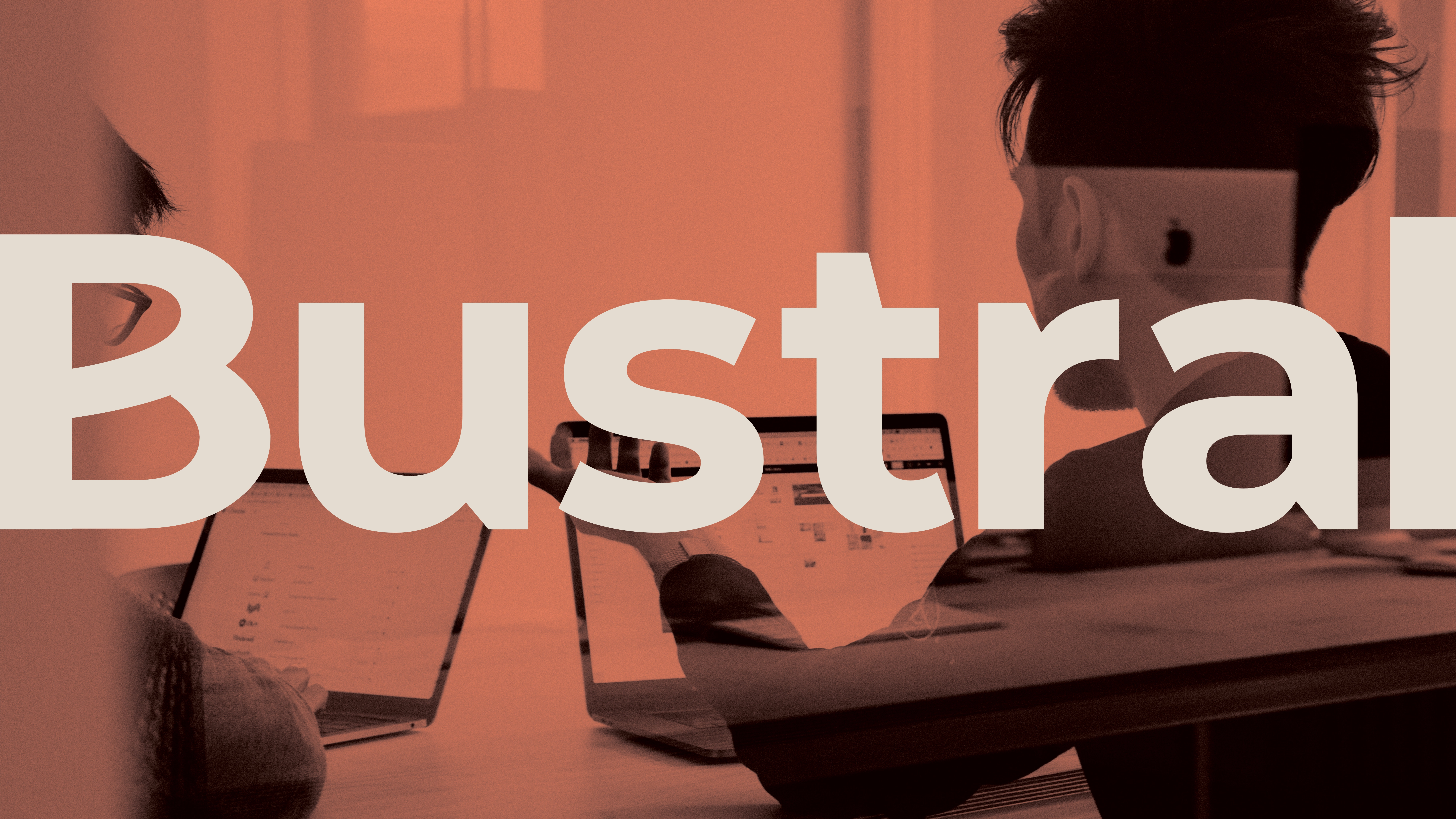 Equipo de Bustral trabajando en presencia digital y agentes de IA